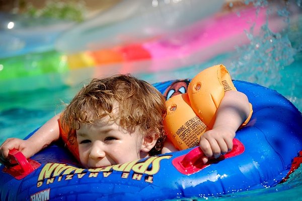 Quelles sont les réglementations en matière de sécurité entourant les mini piscines à coque ?